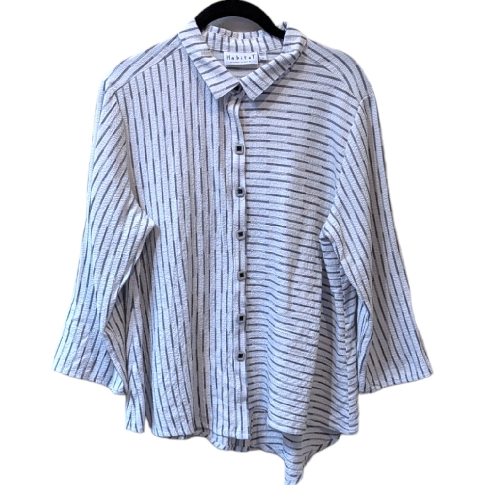 Habitat Monochrome Crinkle Asymmetrical Button Up Front & Back Shirt (S)